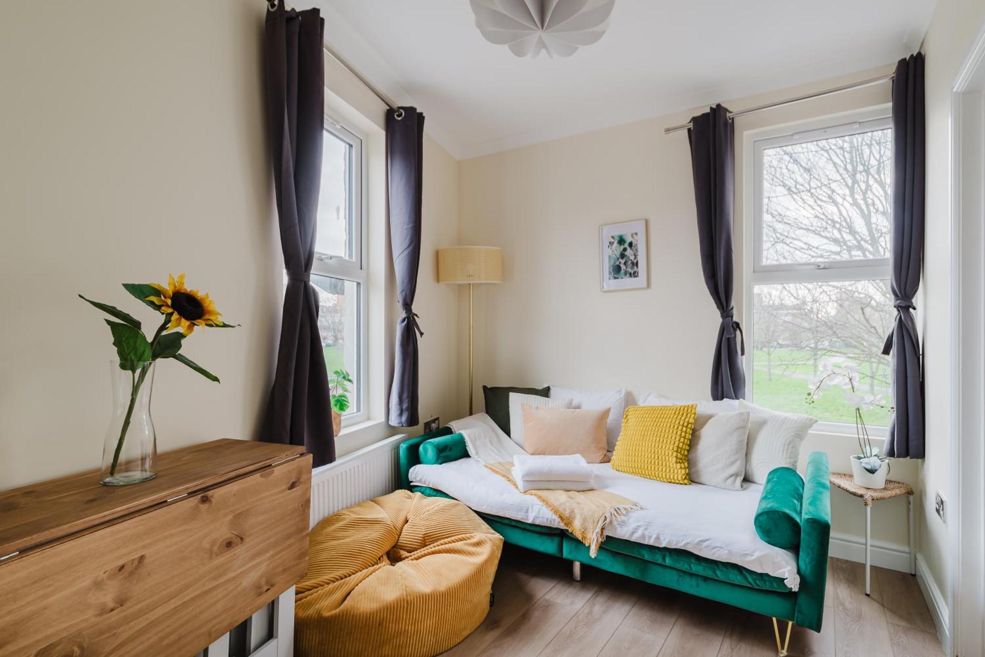 Апартаменты Modern Cosy Corner Flat 3 Bed And Loft Sleep 7 People Лондон Экстерьер фото